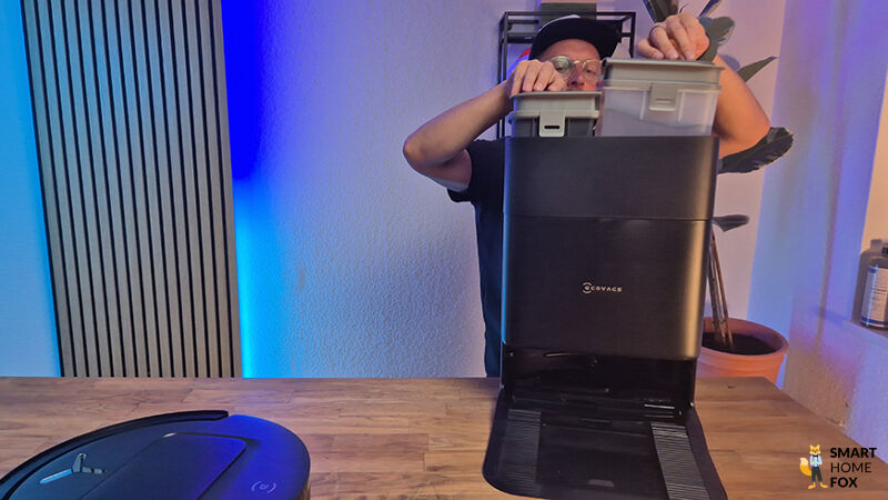 Der Frischwassertank und der Schmutzwassertank der OMNI Station des DEEBOT T80 sind zu sehen.